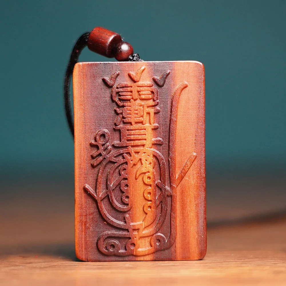 Traditioneller chinesischer taoistischer Anhänger aus Pfirsichholz mit Ziwei-Talisman, goldenem Lichtmantra