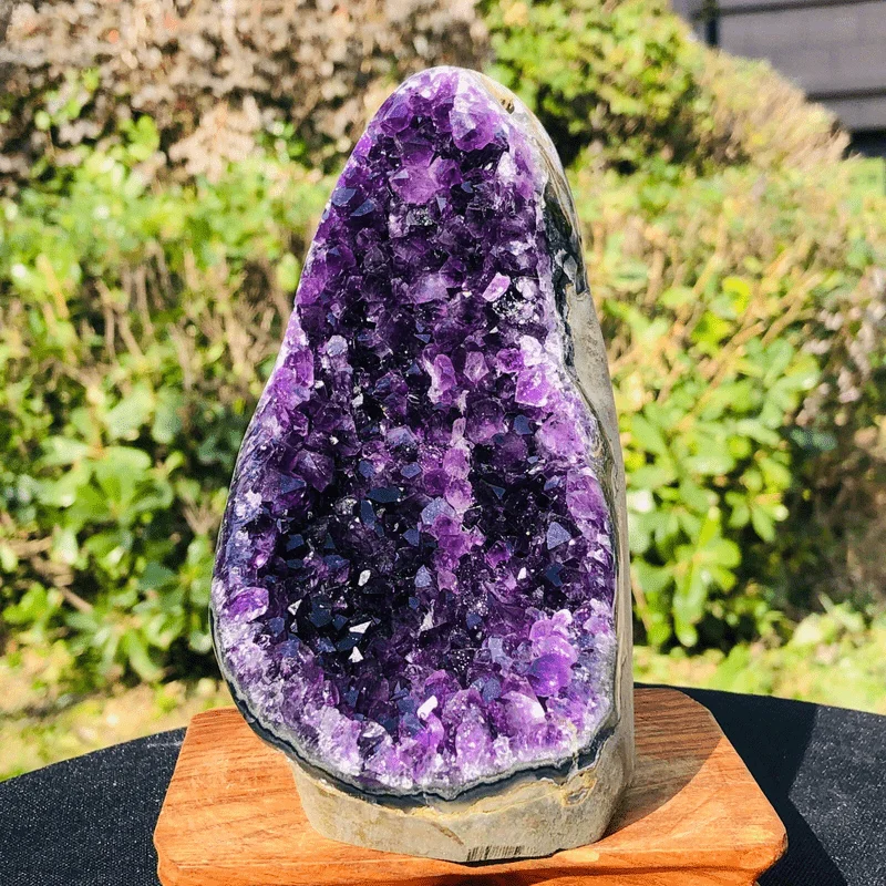 Grober Stein aus natürlichem Amethyst, Amethyst-Cluster, lose Edelsteinschmuck, Heimdekoration