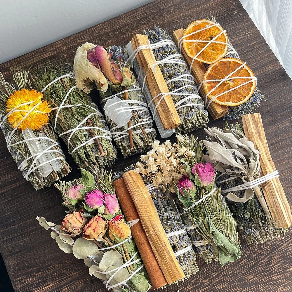 Gebündelte Salbe, natürliche Palo-Santo-Pflanzen, aromatische Rose Santo und Orangenscheiben für handgemachte