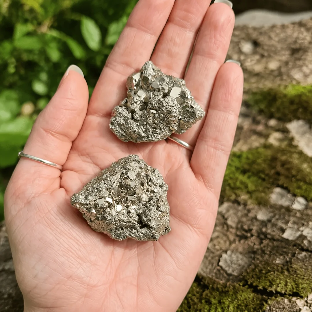 Natürlicher Pyrit-Rohstein, Mineralienexemplar, Pyrit-Kristallcluster, unpolierter, roher Pyrit-Erzstein