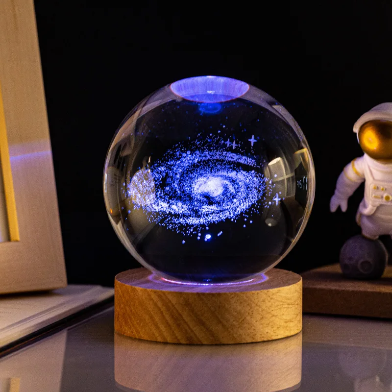3D farbige leuchtende Kristallkugel Astronomie Galaxie Kristallkugel neben Lampe Sonnensystem glasische